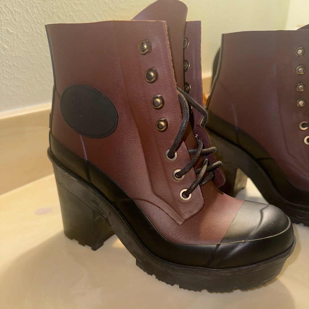 New Hunter, heeled, high top rainboots two tone, size 6, lace up, rain boots